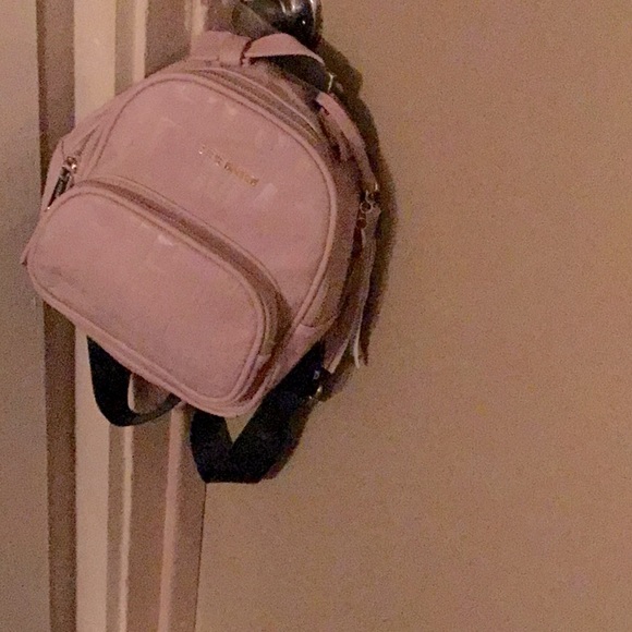 Designer Steve Madden Medium Backpack Purse / Pink / Roségold Color / Imprint - Picture 6 of 10